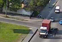 В Кам’янському вантажівка зіштовхнулась з автомобілем: відео