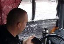 Кам’янчани вимагають заборонити водіям маршруток користуватись телефоном під час роботи