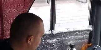 Кам’янчани вимагають заборонити водіям маршруток користуватись телефоном під час роботи