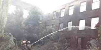 В Кам’янському горіла закинута будівля: фото, відео