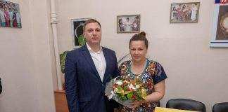 Кам’янчанку, яка народила дитину в День матері, привітала влада міста