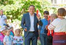 У Кам’янському продовжують встановлювати дитячі майданчики