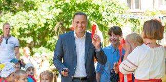 У Кам’янському продовжують встановлювати дитячі майданчики