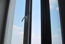 В Кам’янському з вікна випала дівчина