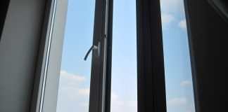 В Кам’янському з вікна випала дівчина