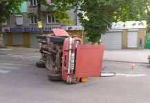 В центрі Кам’янського перевернувся автомобіль: фото