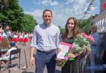 Андрій Білоусов вручив ордер на квартиру сироті з Кам’янського