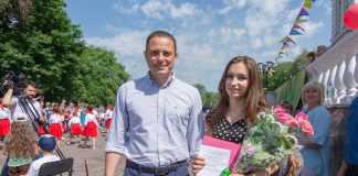 Андрій Білоусов вручив ордер на квартиру сироті з Кам’янського