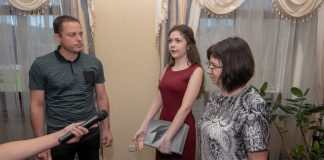 Міський голова Кам’янського привітав випускницю Ірину Ярову з рекордним балом на тестах ЗНО