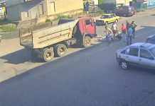 В Кам’янському вантажівка збила пішохода: відео