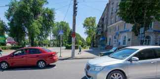 На аварійному перехресті Кам’янського запустили новий світлофор