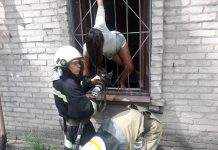 В Кам’янському дівчинка застрягла у решітці: фото