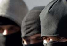 В Кам’янському троє зловмисників увірвались у дім та побили господаря