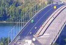 В Кам’янському авто вилетіло з мосту: відео