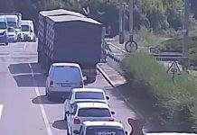 В Кам’янському вантажівка знесла шлагбаум на переїзді: відео