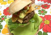 В Великобритании в продажу поступили бургеры с червями