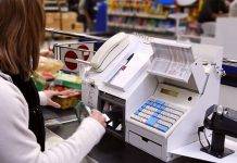 Граждане Украины смогут снимать наличные средства в кассах магазинов