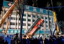 В Китае автобус провалился под асфальт, много жертв