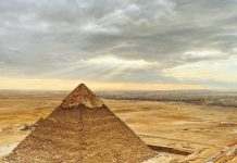 Уроженец России пять дней отсидел в тюрьме Египта за селфи на пирамиде