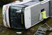 В Германии школьный автобус упал со склона: двое детей погибли