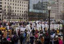 В Вашингтоне тысячи женщин вновь вышли на протест против Трампа