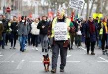 Парижские демонстранты чуть не прорвались к президенту Макрону