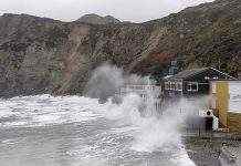 Ураган «Деннис» в Европе забрал жизнь четырёх человек