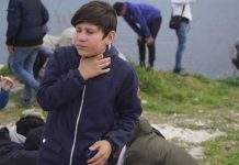 На острове Лесбос полиция применила газ против толпы, где были дети