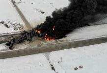В Канаде поезд с нефтью сошёл с рельсов, вагоны взорвались