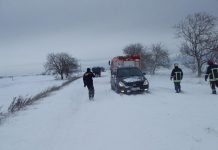 Непогода в Украине: авто в «ловушках», много поваленных деревьев