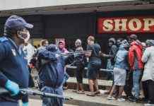 Карантин в ЮАР: полицейские стреляли по покупателям магазина