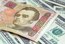 Эксперты советуют не менять национальную валюту на доллары