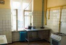 В Днепре людей пытаются выселить из социального общежития