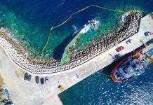 На берег греческого острова выбросило судно с 190 мигрантами на борту