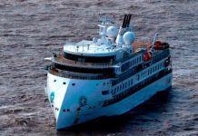 Членов антарктической экспедиции срочно эвакуируют с лайнера