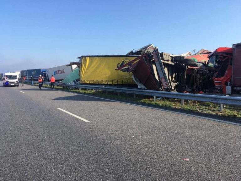 В Болгарии столкнулись 20 большегрузных авто, есть жертвы