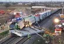 Крушение поезда в Германии: на локомотив упала бетонная плита