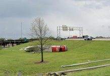 На США обрушились разрушительные торнадо и ледяное цунами