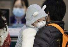 В Китае из-за коронавируса на карантин закрыли два города