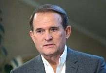 В центре Киева под офисом Медведчука бунтует “Нацкорупус”