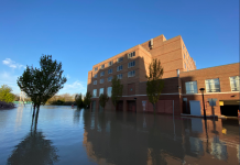 В США прорвало две дамбы, а в Индии уже есть жертвы шторма