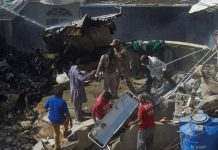 В Пакистане у самолёта отказал двигатель: борт упал на жилые дома