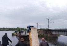 В Днепропетровской области рухнул мост вместе с фурой