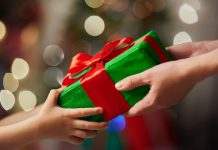 Міський голова привітав дітей з їхнім святом подарунками