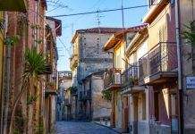 В Италии вновь распродают дома в живописной местности за 1 евро