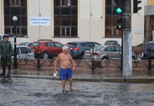 Несколько областей Украины заливает дождями, на полях – торнадо