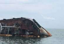 В Одессе из танкера вытекает топливо в море, купаться запрещено