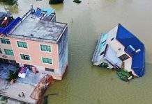 Для спасения людей от наводнений в Китае взорвали плотину