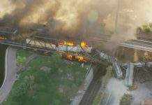 В США обвалился мост, по которому следовал поезд