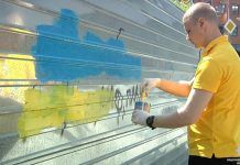 В Днепре активисты зарисовывают рекламу наркотиков